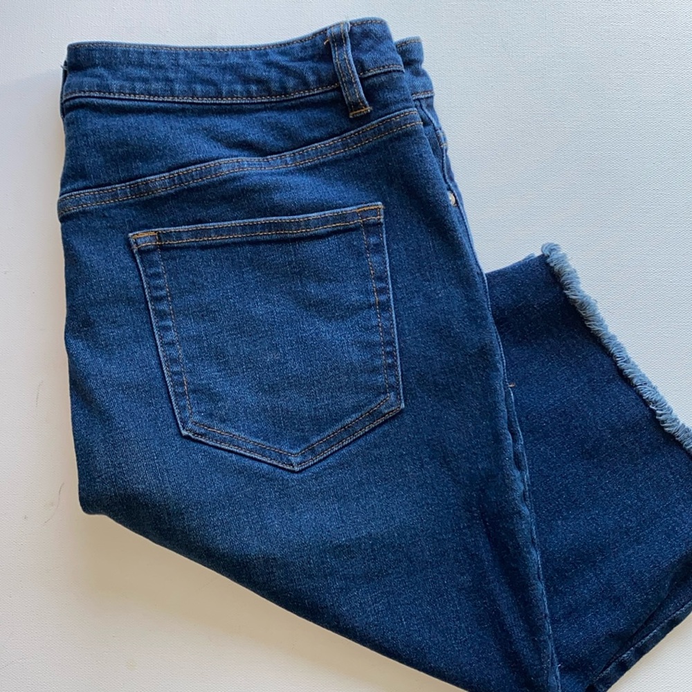 Jean Bermuda Raw Edge Bottom Shorts - Picture 1 of 8